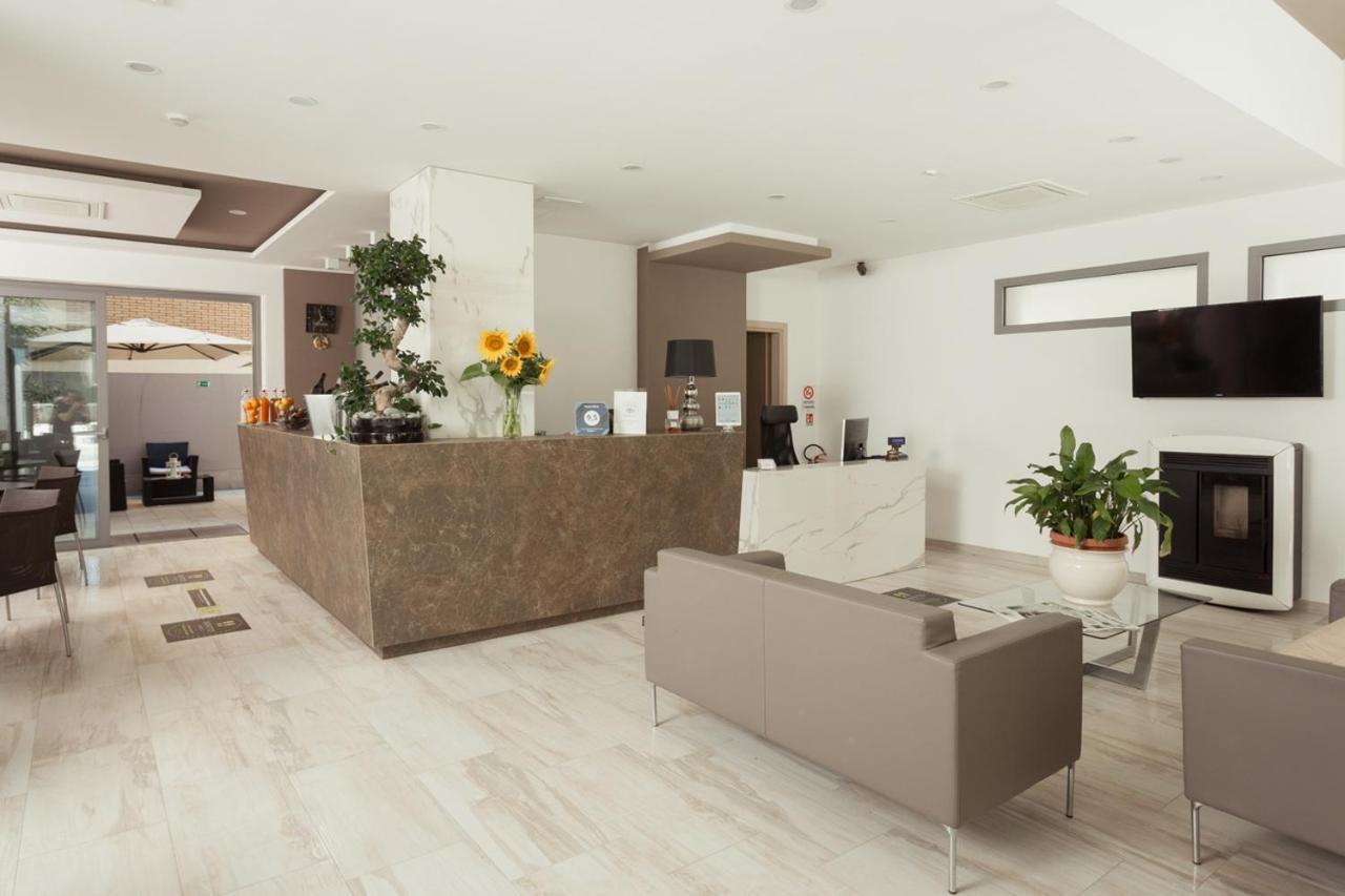 Hotel Gioia Римини Екстериор снимка